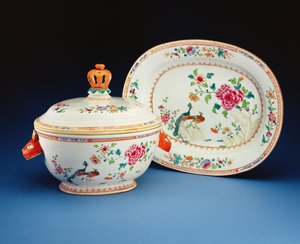Terrin, deksel og stativ malt med Double Peacock-mønsteret, Qianlong-perioden (1736-95) (porselen)