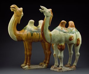 To kameler, Tang-dynastiet (618-907) (glasert lertøy)