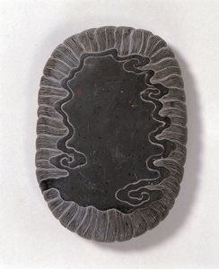 Blekkstein skåret med bølgemønstre, sannsynligvis Ming-dynastiet (grå tuan-stein) (underside) (se 142695)