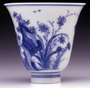 Halv-eggskallbegerbeger, Kangxi-merke og periode 1662-1722 (porselen med blå underglasur) (se 142559 og underside 142558)