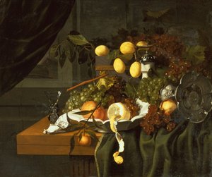 En skrelt sitron, appelsiner og druer i en tallerken (olje)