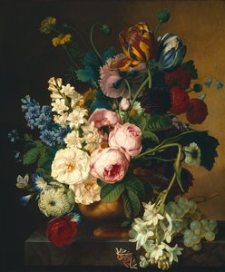 Bukett med blomster på et marmorbord