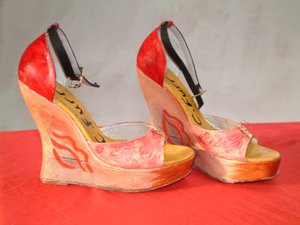 Drop, Me, malte Dehavilland Heels-sko, 2006 (skulptur) av Christian Furr