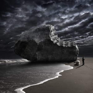 Bitten Rock på Stormy Beach av Christophe Kiciak