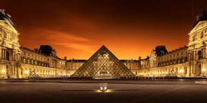 Nattutsikt over Louvre-pyramiden av Christophe Kiciak