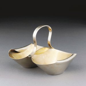 En hvit metallkurv av Christopher Dresser