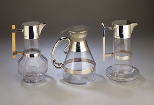 Sølvmontert claretmugge, 1882; elektroplatemontert claretmugge med dekor i estetisk stil til monteringer; sølvmontert claretmugge, 1880, alt produsert av Hukin & Heath (kuttet glass) av Christopher Dresser