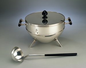 Suppeterrin og øse, produsert av Hukin & Heath, 1880 (elektroplate og ebonisert tre)