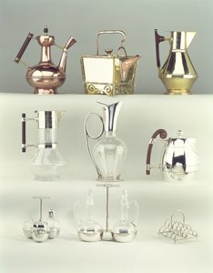 Topp, L-R: Oriental Coffee Pot, Benham & Froud, ca. 1888 (messing, kobber og tre); Japanese Rivetted Square Teapot, Benham & Froud, ca. 1888 (kobber og messing); Claret Jug, Richard Perry, Son & Co., ca. 1880