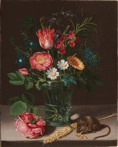 Blomster i en vase med en bitende mus.