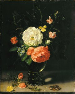 Blomster i en vase med gresshoppe og frosk.