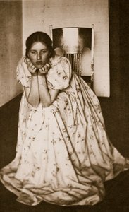 Jente i en blomstret kjole, ca. 1910 (fotogravyr)