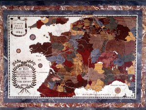 1600-tallskart over Frankrike med decoupage av forskjellige regioner. Bord ebene Napoleon III som støtter en mosaikkplate av harde steiner, marmor og albatre som representerer Frankrike rundt 1684, bordplaten er en del av Marie-Antoinettes møbler på Grand  av Claude Antoine Couplet