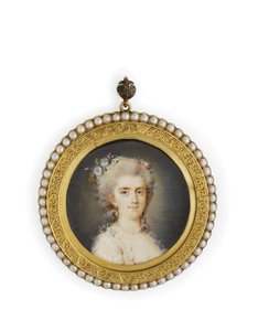 Comtesse Diane de Polignac, i hvit dekolletagekjole, blomster og peppermyntegrønt bånd i det oppsvepte pudderhåret, iført et perlekjede og øredobber (akvarell på elfenben i forgylt metallramme med delt perlekant) av Claude Jean Baptiste (attr. to) Hoin