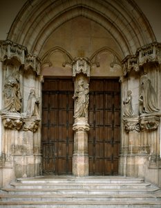 Utsikt over portalen til Chartreuse of Champmol. Den er dekorert med fem skulpturer laget av Sluter Claus (cirka 1350 rundt 1405): Jomfruen, hertugen og hertuginnen av Burgund, døperen Johannes og den hellige Margaret. 1386-1401 Dijon (Gold Cote)