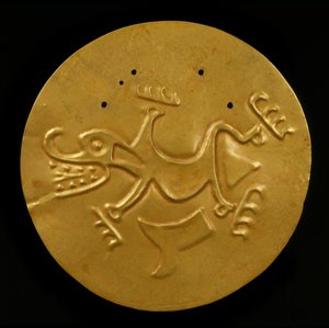 Pectoral skive med krokodille, 300-1550 e.Kr. (hamret og jaget gull) av Coclé Gran