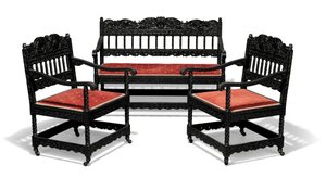 Sent viktoriansk utskåret ebonisert sofa og et par lenestoler, sent på 1800-tallet (ebonisert tre og rød chenille)