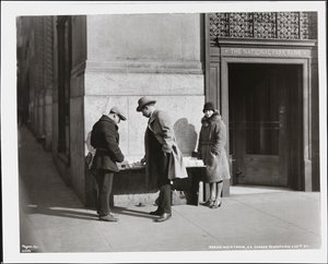 Blind nyhetsforhandler, Aaron Weintraub, på standen hans på det sørøstlige hjørnet av 7th Avenue & 32nd Street av Company Byron