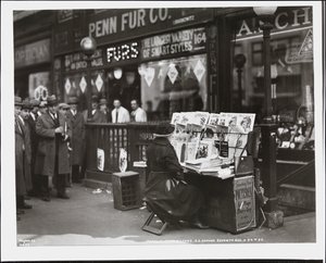 Blind nyhetsforhandler, Fannie Lyons, på standen hennes på det sørøstlige hjørnet av 7th Avenue & 34th Street av Company Byron
