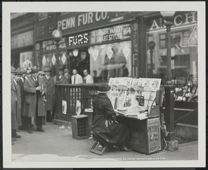 Blind nyhetsforhandler, Fannie Lyons, på standen hennes på det sørøstlige hjørnet av 7th Avenue & 34th Street