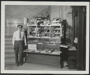 Blind nyhetsforhandler, John Martie, på standen hans i sørenden av kommunalbygningen, New York av Company Byron