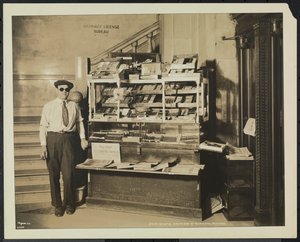Blind nyhetsforhandler, John Martie, på standen hans i sørenden av kommunalbygningen, New York av Company Byron