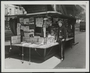 Blind nyhetsforhandler, PJ McNulty på standen hans på det nordøstlige hjørnet av 3rd Avenue & 42nd Street av Company Byron