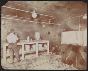 Filmlaboratorier ved Carlton Motion Picture Co. med fem menn og en kvinne som jobber med film, skjøting etc., New York av Company Byron