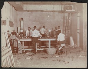 Filmlaboratorier ved Carlton Motion Picture Co. med fem menn og en kvinne som jobber med film, skjøting etc., New York