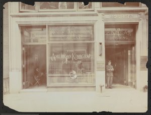 Første etasjes fasade på 122-124 E. 25th Street, Camera Building, American Cinephone Company, American Kinograph Company og dørvakt, New York av Company Byron