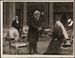 Stillbilde fra filmen 'Sixty Years a Queen', ca. 1914 (s/hvitt-bilde) av Company Byron