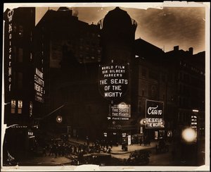 Casino Theatre om natten, folkemengder og biler, og bygningsarbeidere graver i gaten, Broadway og 39th St., New York, ca. 1915 (s/hvitt-bilde) av Company Byron