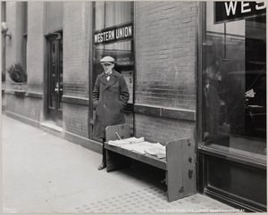 Den blinde avishandleren, Frederick Rode og det sørøstlige hjørnet av Broadway & 41st St. Et Western Union-skilt er synlig i vinduet bak Mr. Rode av Company Byron