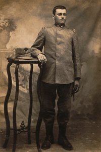 Album "The GM R. Army (1. verdenskrig)": soldat fra det 34. infanteriregiment i uniform etter land (s/hv-bilde) av Conterno Conterno