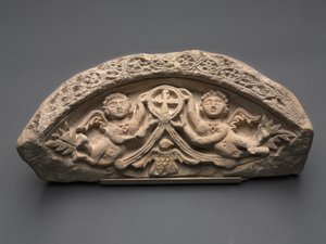 Lunett med to engler som støtter et anhengskors, 400-tallet (kalkstein) av Coptic