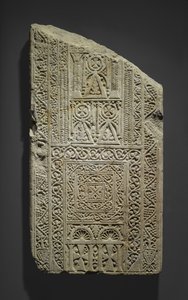 Fragmentær stela, muligens funnet i Esna, 7.-8. århundre (kalkstein med spor av gips) av Coptic Coptic