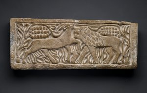 Løve angriper en antilope, fra Egypt (kalkstein)