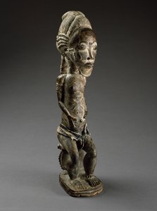 Nature Spirit (asie usu), Elfenbenskysten, slutten av 1800-tallet (tre, offermateriale, bomullstøy og perler) av Culture Baule