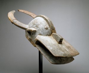Hjelmmaske for en buskku (Vara Society), Vest-Sudan, Afrika sør for Sahara, sent på 1800-tallet (tre, offermateriale, metall, spiker og dyreskinn) av Culture Chamba