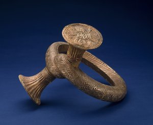Hodeplagg, sent på 1800- eller tidlig på 1900-tallet (gullplater og tre)