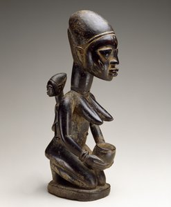 Mor og barnefigur, Nigeria, sent på 1800-tallet (tre og spor av indigo)