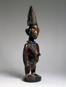 Tvillingfigur (ere ibeji), Ila-Orangun-regionen, Nigeria, slutten av 1800- eller begynnelsen av 1900-tallet (tre, glassperler og spor av tukula)
