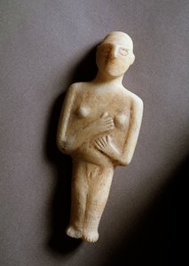 Kvinnelig idol, skjematisk figur, hvit marmor, 3200-2000 f.Kr