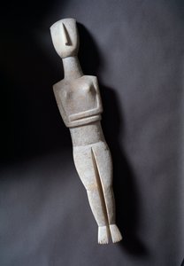 Kvinnelig idol, skjematisk figur, hvit marmor med okerinnlegg, 3200-2000 f.Kr.