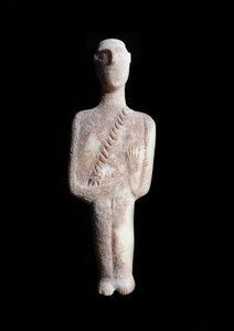 Mannlig idol, skjematisk figur. Skulptur i hvit marmor med okerinkruster, 3200-2000 f.Kr