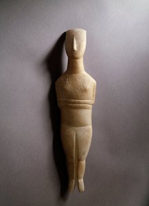 Skjematisk kvinnefigur, hvit marmor med okerinkruster, 3200-2000 f.Kr.