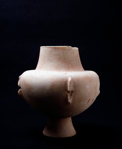 Hvit marmorvase med okerfargede inkruster. Kykladisk sivilisasjon, 3200 f.Kr. til 2000 f.Kr