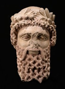 Hodet til en gud eller prest, ca. 450-425 f.Kr. (kalkstein med spor av pigment) av Cypriot School