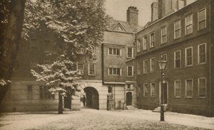 'Cobbles of the Quiet Other Court i Staple Inn at Holborn', c1935. av Cyril Ellis