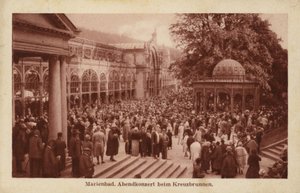 Postkort som viser en mengde mennesker som deltar på en kveldskonsert på Kreuzbrunnen av Czech Photographer